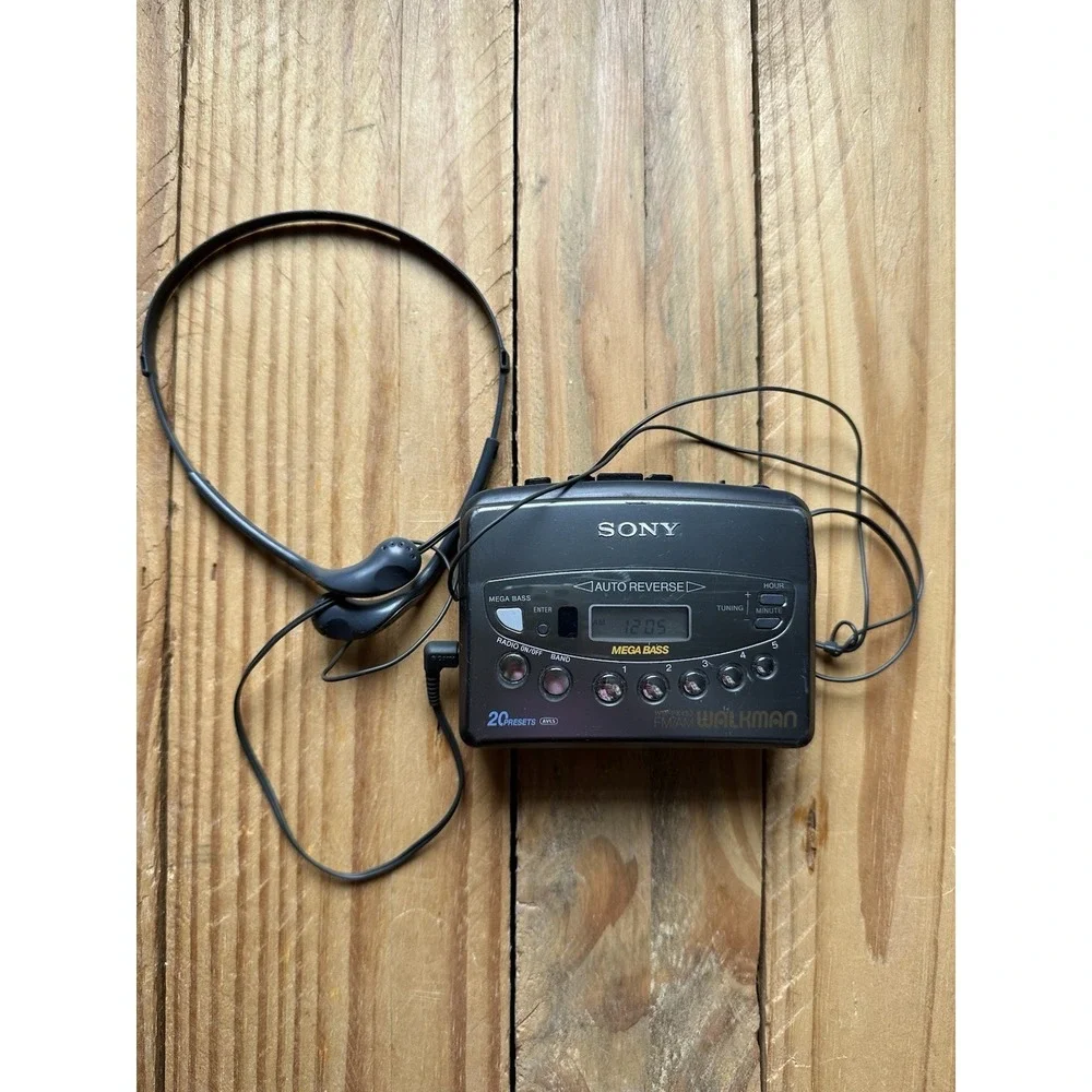 Sony Walkman WM-FX453 FM/AM Radio Cassette Player Radio Headphone MDR-W08 READ⬇️